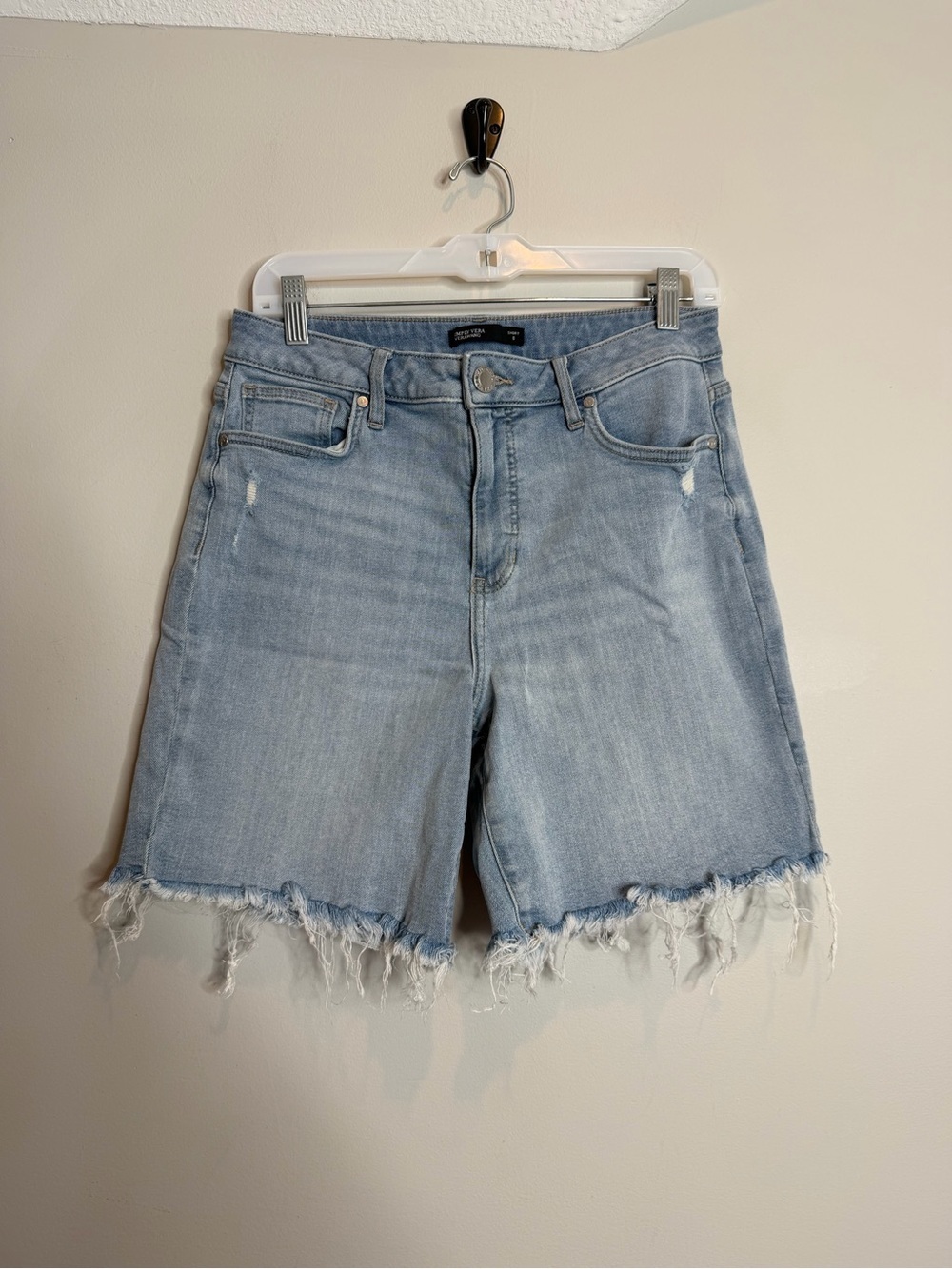 Simply Vera Wang Womens High Rise Bermuda Jean Shorts Sz 8 Light Wash Raw Hem